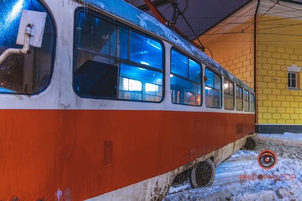 В Киеве изменили движение некоторых трамваев и отменили рейсы электричек