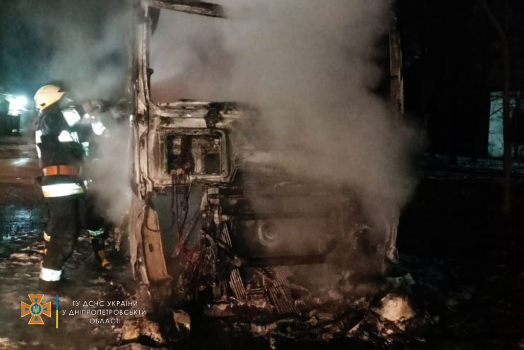 В Днепре загорелся грузовик MAN: в кабине нашли обгоревший труп (ФОТО)