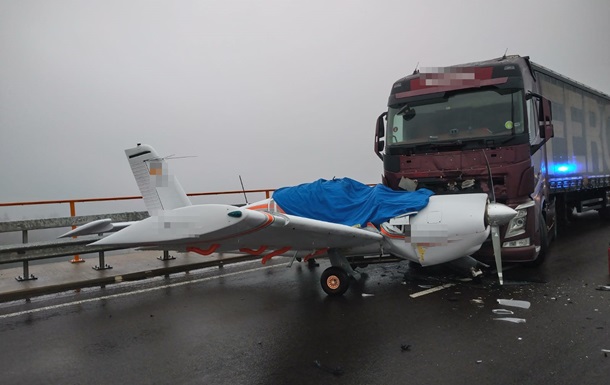 В Германии самолет спровоцировал ДТП на мосту (ФОТО, ВИДЕО)