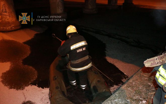 В Харькове под мостом двое мужчин провалились под лед (ФОТО)