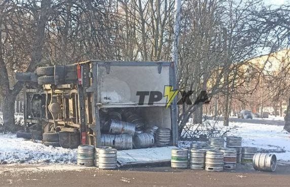 В Харькове из грузовика на дорогу высыпались пивные кеги (ФОТО)