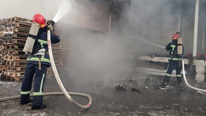 В Хмельницком произошел масштабный пожар на продовольственных складах (ФОТО)