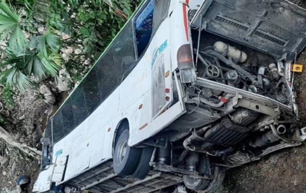 В Колумбии автобус с людьми упал с обрыва, 7 жертв (ФОТО, ВИДЕО)
