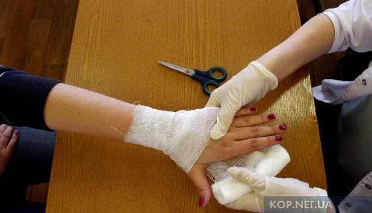 В Кременчуге 14-летняя лицеистка разбила шкаф и порезала руку (ФОТО)