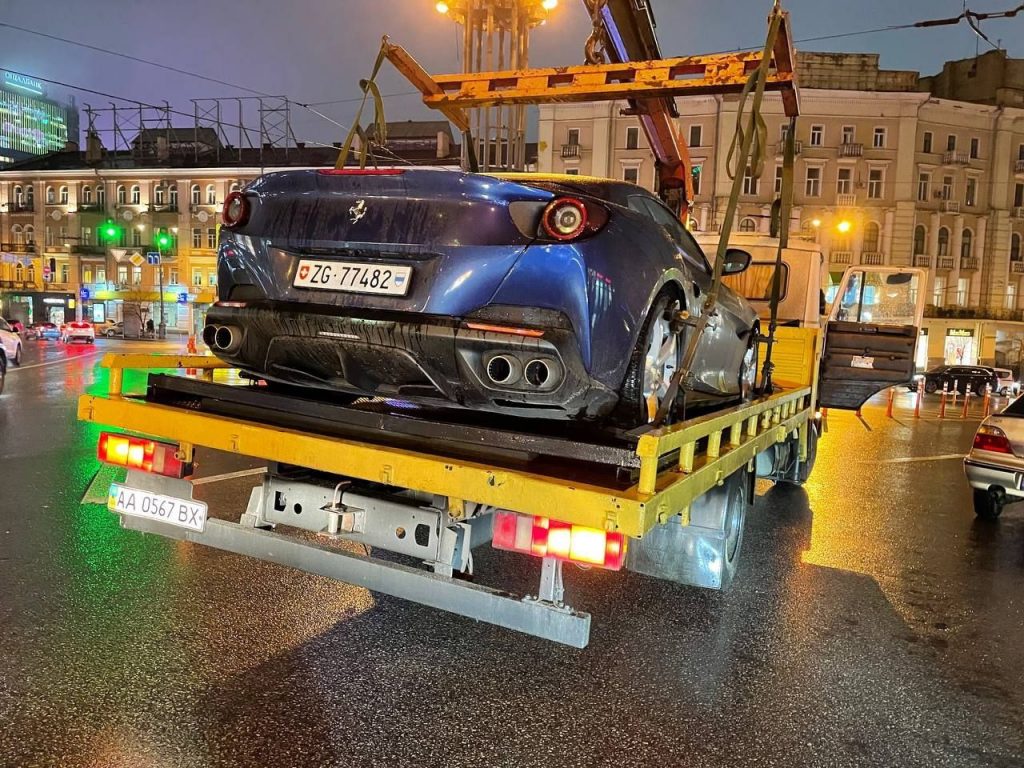 В центре Киеве эвакуатор увез элитное Ferrari со швейцарскими номерами (ФОТО)
