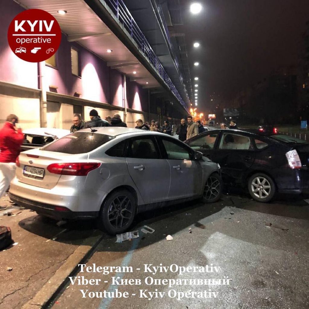 В Киеве на Оболони BMW протаранил припаркованные авто (ФОТО)