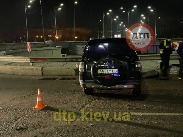В Киеве на Троещине пьяный водитель на Mitsubishi врезался в бетонный бордюр (ФОТО)