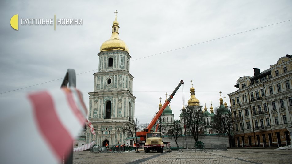 В Киеве начали устанавливать главную елку страны (ФОТО)