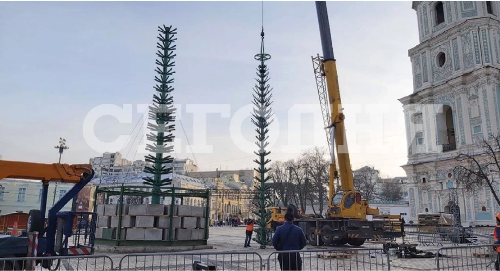 В Киеве перешли к заключительному этапу установки главной елки страны (ФОТО, ВИДЕО)