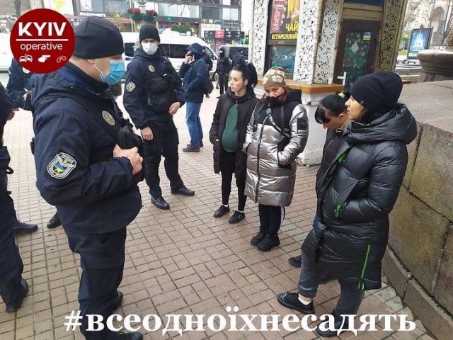 В Киеве с поличным поймали банду «беременных» воровок (ФОТО)