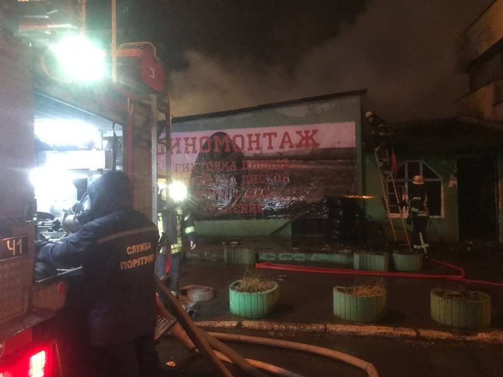 В Киеве сгорел шиномонтаж (ФОТО)