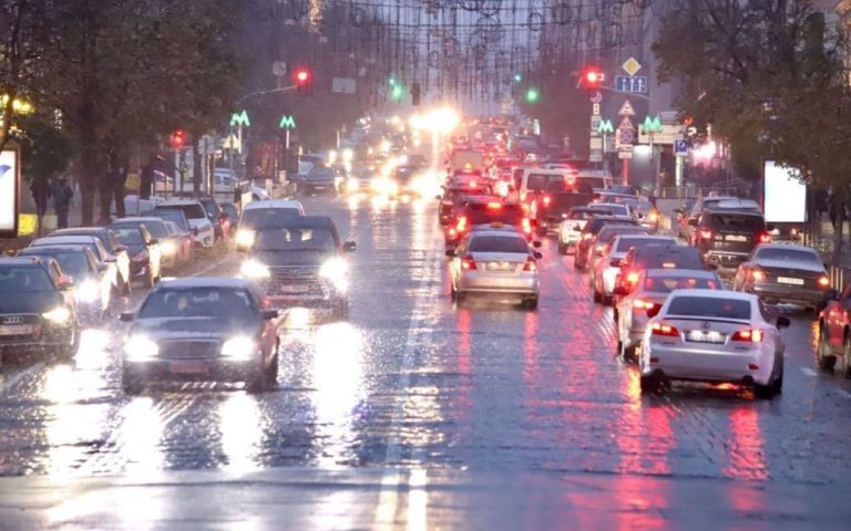 В Киеве стремительно ухудшается погода: на дороги выведена спецтехника (ФОТО)