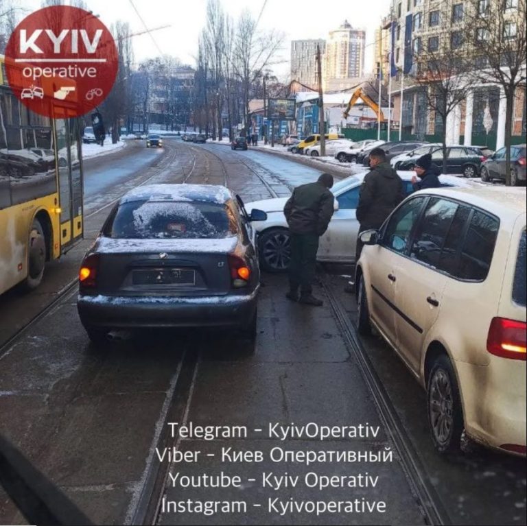 В Киеве из-за ДТП было заблокировано движение трамваев (ФОТО, ВИДЕО) 