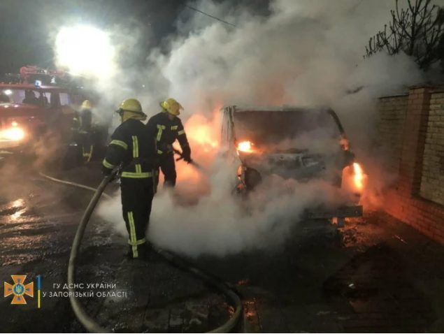 В Мелитополе ночью сгорел микроавтобус (ФОТО)