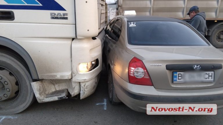 В Николаева столкнулись Hyundai и тягач (ФОТО)