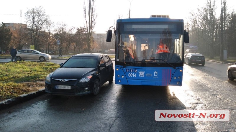 В Николаеве на перекрестке столкнулись Hyundai и троллейбус (ФОТО)