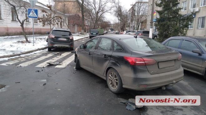 В Николаеве на перекрестке водители Ford не поделили дорогу (ФОТО)