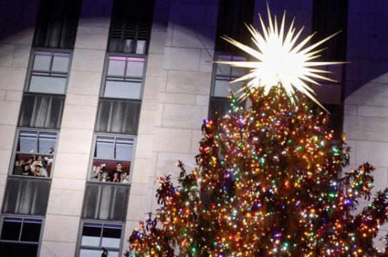 В Нью-Йорке главная елка загорелась рождественскими огнями (ФОТО, ВИДЕО)