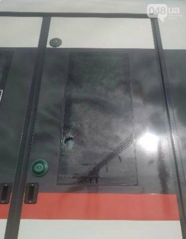 В Одессе хулиганы забросали камнями новый поезд (ФОТО)