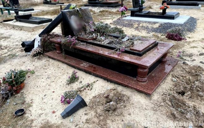 В Ровенской области разгромили надгробия на кладбище (ФОТО)