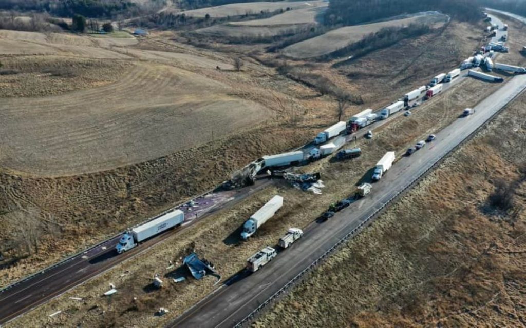 В США из-за ледяного дождя произошла безумная авария из 40 машин (ФОТО)