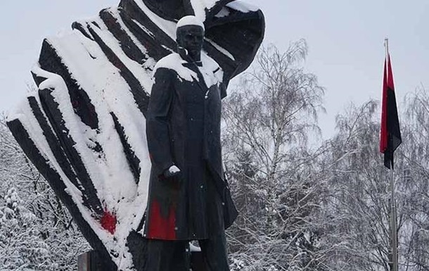 В Тернополе красной краской облили памятник Бандере (ФОТО, ВИДЕО)