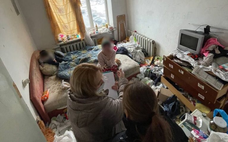 В Тернополе полиция забрала 4-летнего мальчика из квартиры-свалки (ФОТО)
