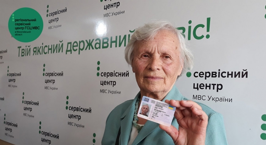 В Украине начали выдавать обновленные водительские удостоверения (ФОТО)