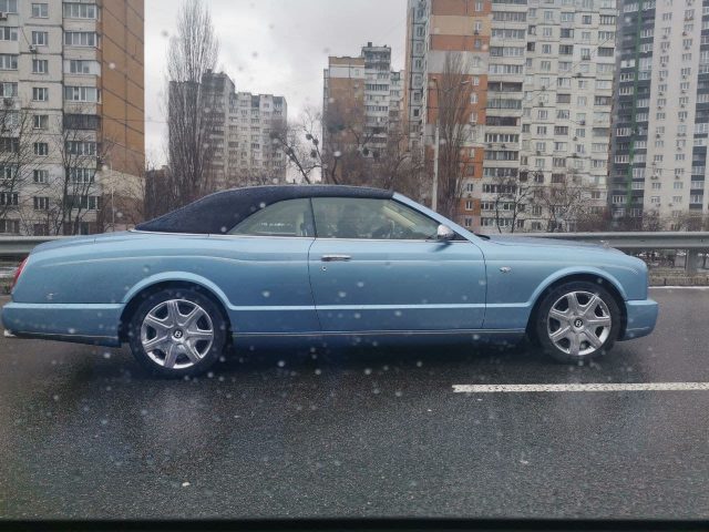 На украинской дороге заметили очень редкий кабриолет Bentley (ФОТО) 