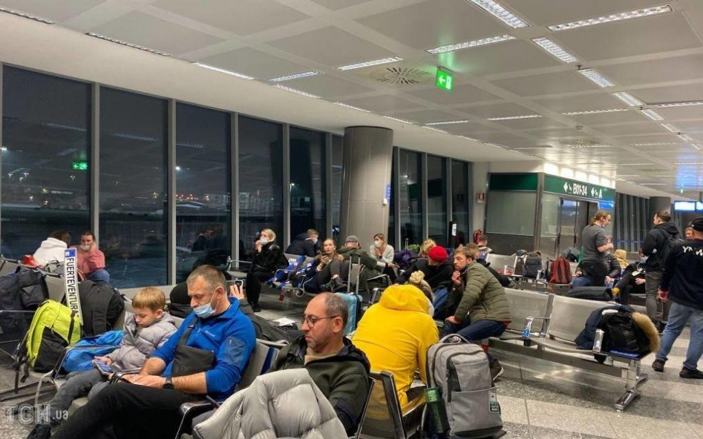 Из-за политики авиакомпании более сотни украинцев застряли в аэропорту Милана (ФОТО)