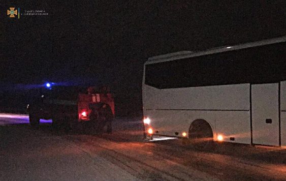 В сугробе во Львовской области застрял автобус с пассажирами (ФОТО)