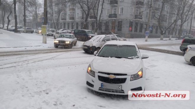 В центре Николаева на перекрестке столкнулись Chevrolet и Chery (ФОТО)