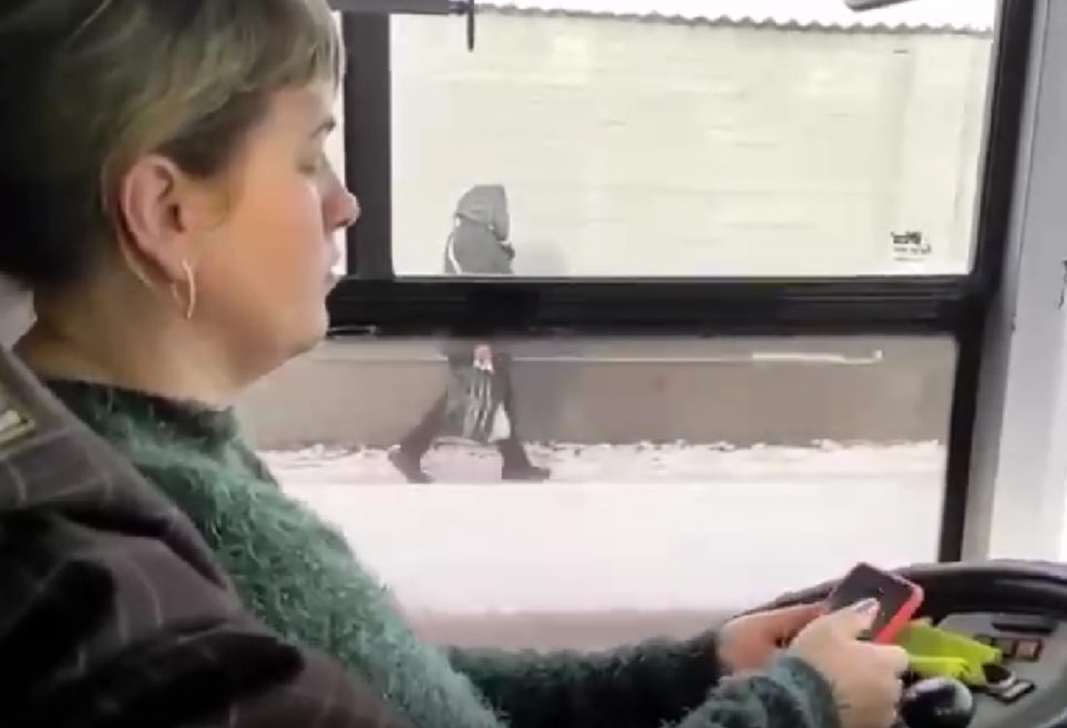 Водитель харьковского троллейбуса удивила вождением без отрыва от экрана смартфона (ВИДЕО) 