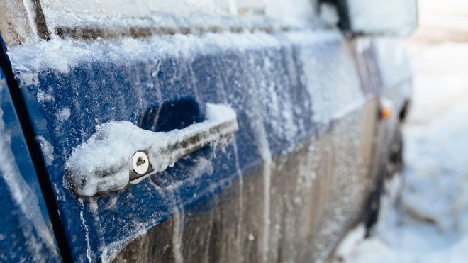 Эксперты описали лайфхаки, чтобы открыть дверь авто в мороз