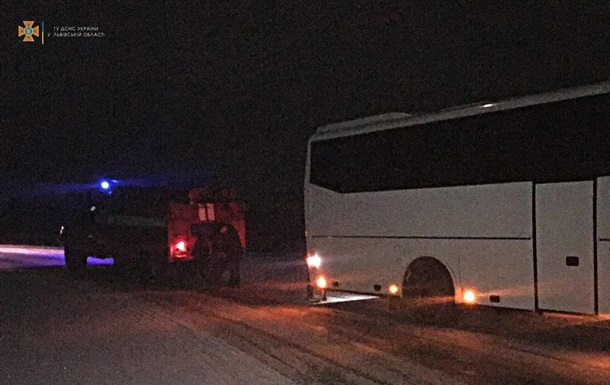 На Львовщине автобус с пассажирами попал в &#171;снежный плен&#187; (ФОТО)