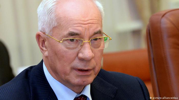 Азаров через суд хочет избавиться от санкций СНБО