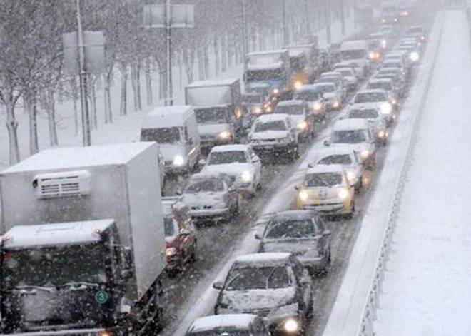 Мокрый снег, гололёд, дождь: в Киеве из-за ухудшения погоды сбой в работе транспорт