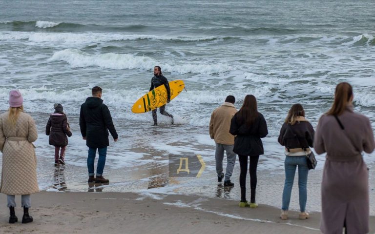 Холод не помеха: на одесском пляже увидели серферов (ФОТО)