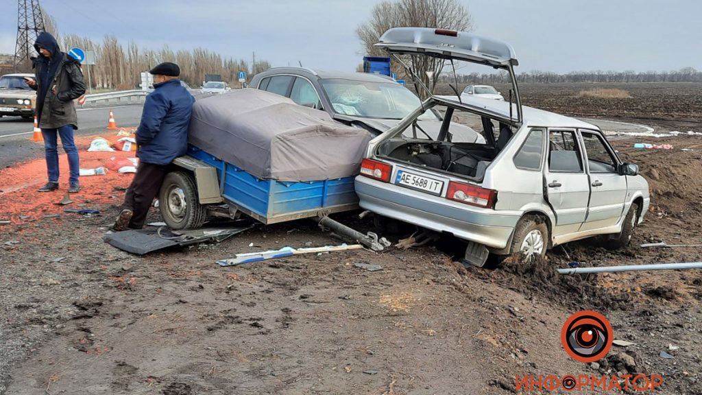 В Днепропетровской области столкнулись Kia и ВАЗ: на дороге рассыпалась кукуруза (ФОТО)