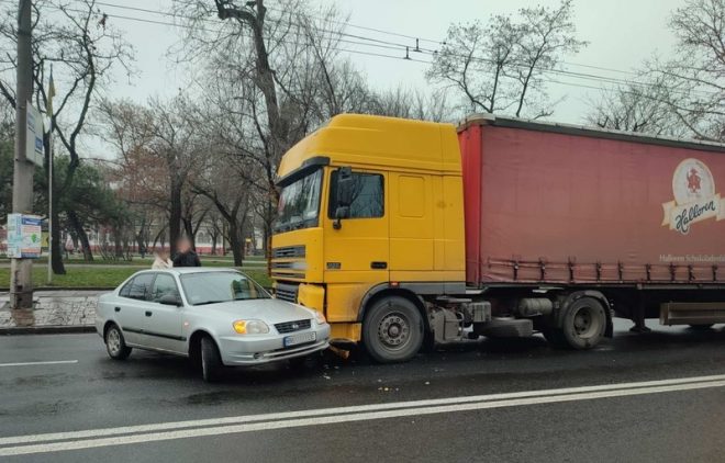 В Николаеве после ДТП с седельным тягачом и Hyundai подрались водители (ФОТО)