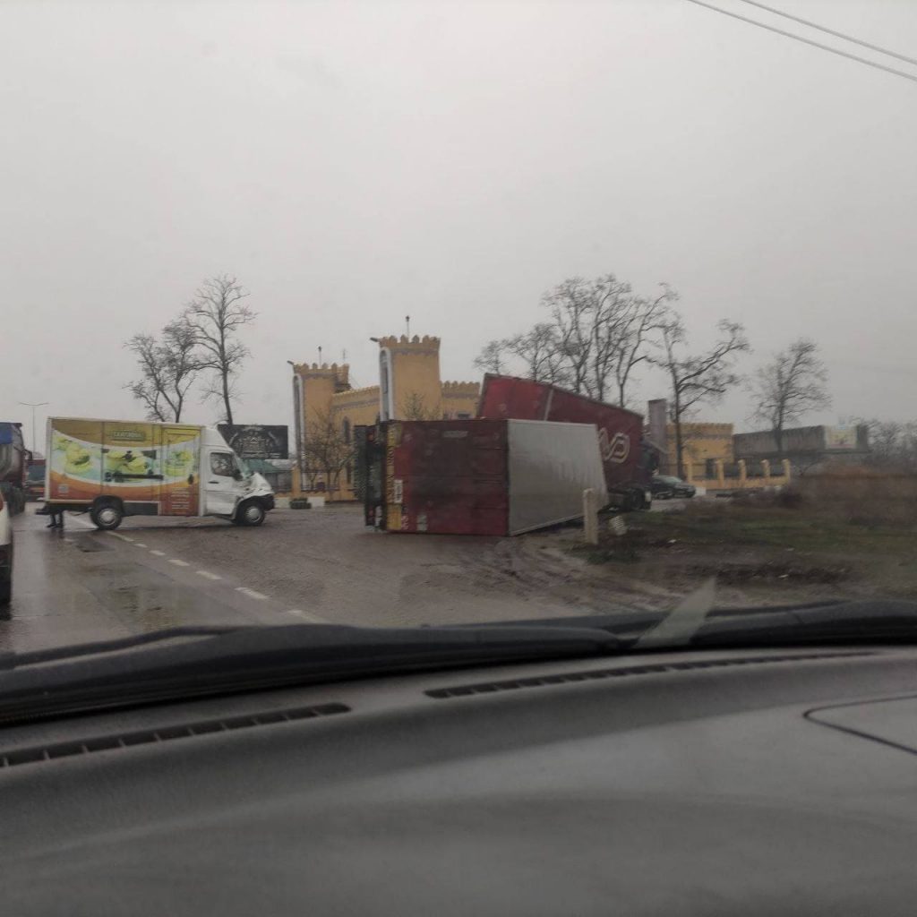 В Одессе &#8212; несколько масштабных ДТП с грузовиками: подробности (ФОТО)