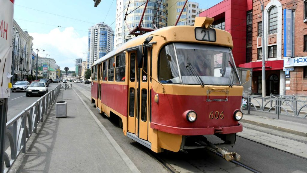 В Киеве пассажиры трамвая отодвинули автомобиль «героя-парковки» (ВИДЕО)