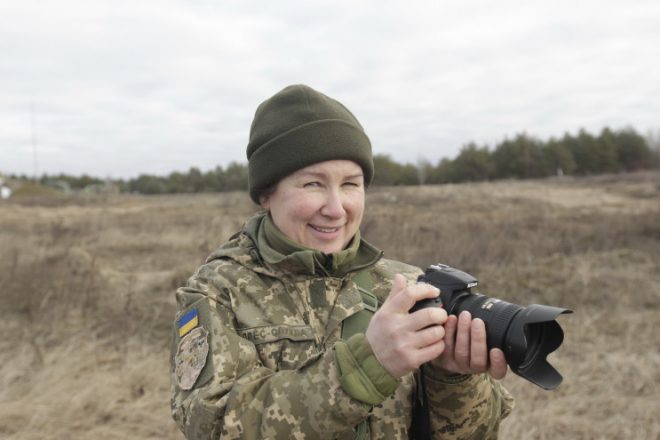 В Украине женщин отдельных профессий обязали встать на воинский учет 