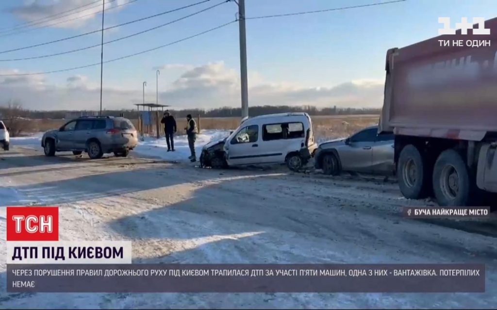 Под Киевом фура во время маневра снесла 4 авто (ФОТО)