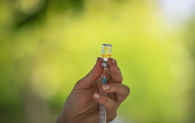 Индонезия начнет COVID-вакцинацию детей 6-11 лет