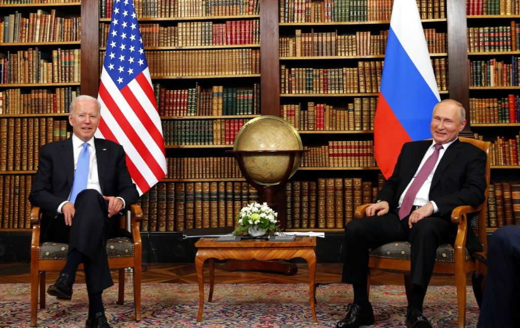 Байден и Путин потратили на переговоры два часа
