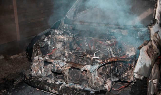 В Днепре в гараже сгорел автомобиль Subaru (ФОТО)