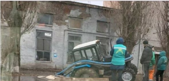 В Харькове трактор коммунальщиков провалился под землю (ФОТО)