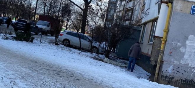 В Харькове во дворе многоэтажки нашли мертвую девушку (ФОТО)