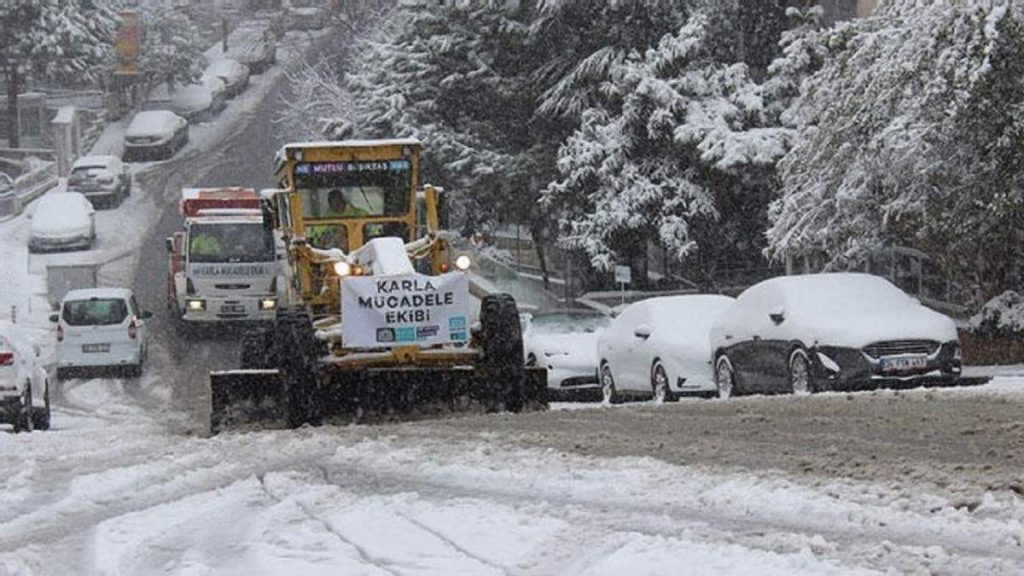 Турцию засыпало снегом: остановлено движение транспорта